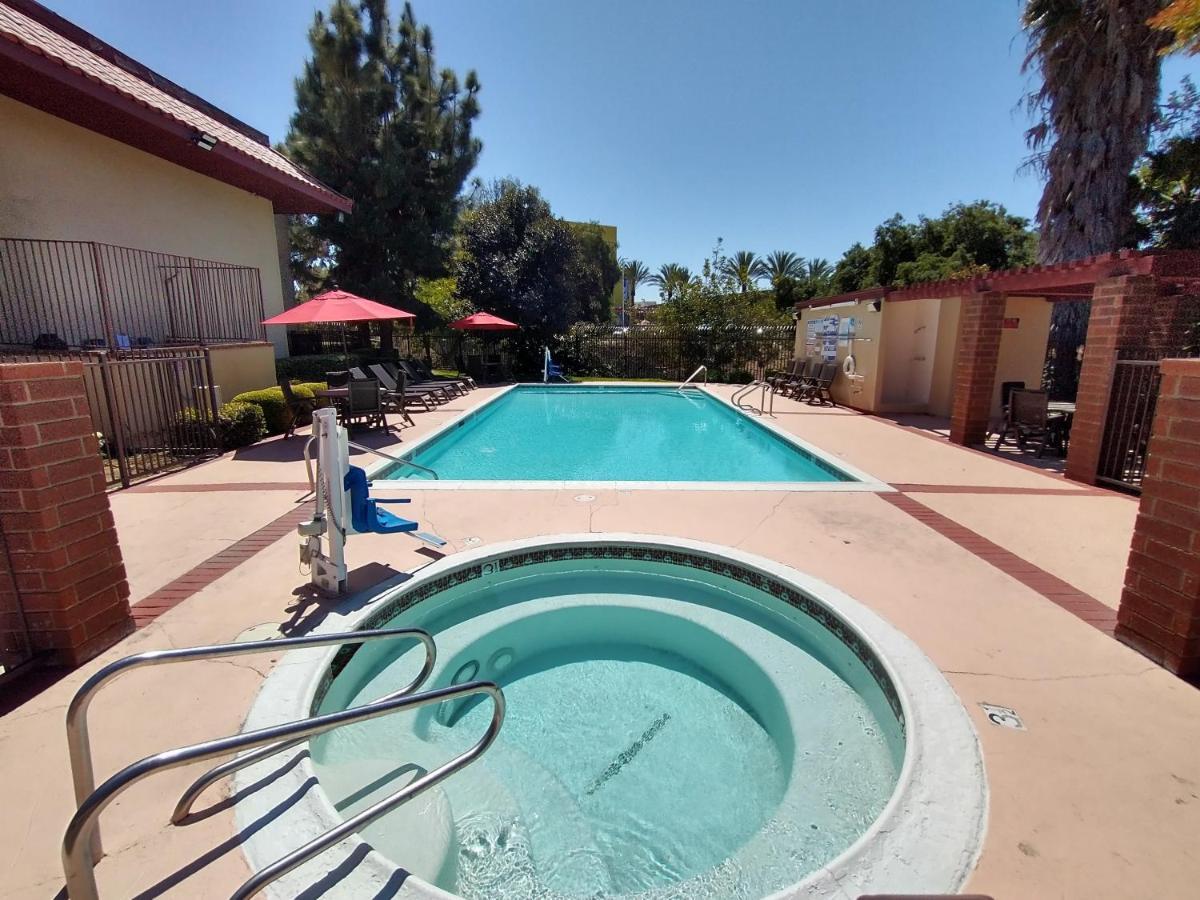 Red Roof Inn Santa Ana Exterior photo