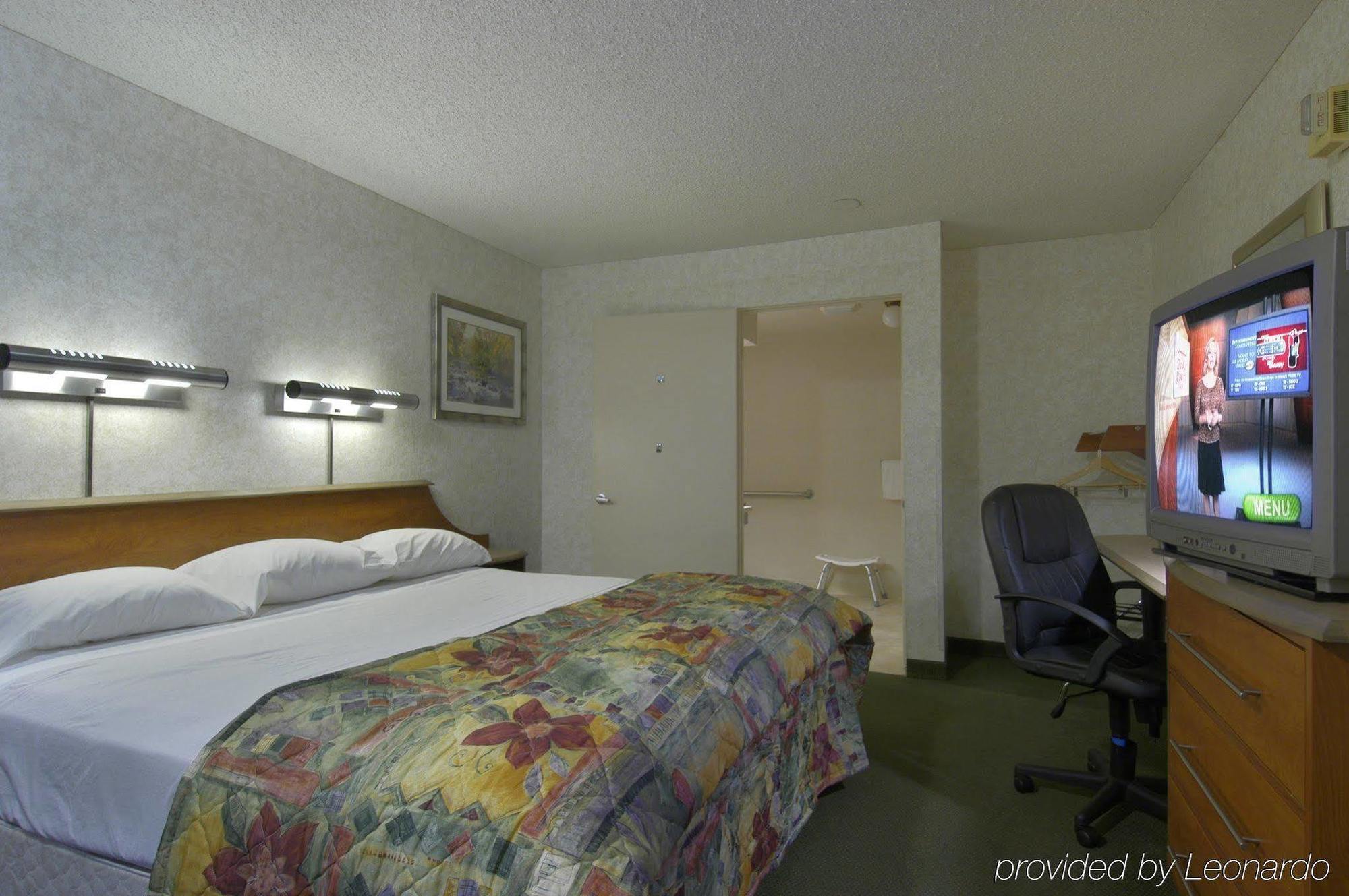 Red Roof Inn Santa Ana Room photo